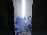 【サンドブラスト彫刻】被せ一口ビールグラス　青　猫の散歩の画像