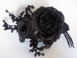黒いバラと小花のブーケコサージュの画像