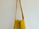 マスタードカラーのショルダーバッグ