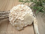 手編みのブローチ〈ゴールドビーズ〉の画像