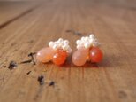 送料無料 オレンジムーンストーンの刺繍ピアスの画像