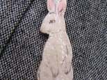白いウサギのブローチの画像