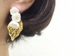 再々販 純白のすずらんとゴールドリーフのピアス