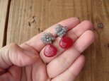 送料無料 ルビー色のアゲートとラブラドライトの刺繍ピアスの画像