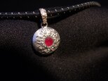 銀と金のルビー入りペンダントの画像