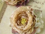 ラナンキュラスのコサージュ（　ベージュ）