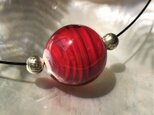 ネックレス とんぼ玉 大粒 シンプル 大阪 ガラス工芸 ワイヤー ペンダント ワインレッド 赤 送料無料の画像