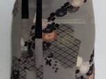 黒の羽織と花柄の着物で作った巻きスカート、エプロン　あ７４４の画像