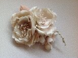 ベージュのすずらん付きコサージュ