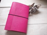 本革　難・A5手帳カバー　鮮やかピンクでくるんと　切り口直線