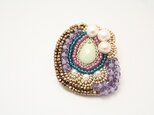 ビーズ刺繍とパールのブローチ