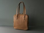 square hand bag (beige)の画像