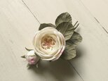 リネンの花　白い丸ばらのコサージュの画像