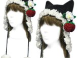 苺ブローチ&ふわふわ縁飾り/耳あて付ネコ耳帽子◆黒の画像