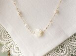 シェルの白バラと淡水真珠のネックレスの画像