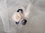 羽のついたコサージュの画像