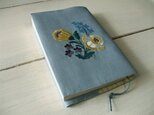 花刺繍の文庫本ブックカバー　ライトブルー1の画像