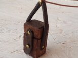 小さな木のケースのネックレスの画像