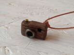 小さな小さな木のカメラのネックレスの画像