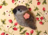 羊毛ブローチ「桃色梅とすずめ」の画像