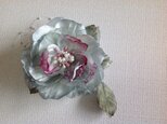 オーガンジーのバラのコサージュの画像