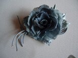 ブルーの茎付きバラのコサージュ②の画像