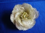 金ペップ入りベージュシルクふんわりコサージュりコサージュ