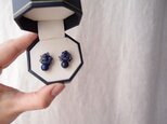 送料無料 ラピスとアイオライトの刺繍ピアスの画像