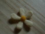 白いお花（ヘアゴム or ブローチ）の画像