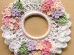ハンドメイド☆春の桜色レース編みシュシュ 手編み フラワー アクセサリー ヘアゴムの画像