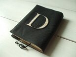 アルファベット《D》の文庫本ブックカバー　チャコールグレーの画像