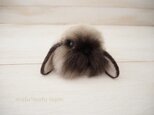 s-4:羊毛うさぎのフェイスブローチ