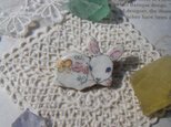 春のお花とくつろぐウサギのブローチの画像