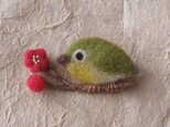 羊毛ブローチ「紅梅の枝にとまるメジロ　２」の画像