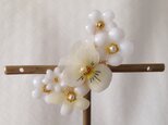 染め花を樹脂加工した小花の三日月型片耳イヤーカフ(ビオラ・白)の画像