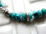ボタン型ターコイズとシルバービーズのブレスレット