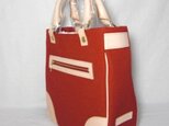 ヌメ革とキャンバス地の赤いキュートなトートバッグ。の画像