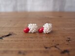 ★15%off 送料無料 シードパールと赤珊瑚の刺繍ピアス