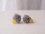 H様ご予約品 1点もの ラブラドライトのバイカラー刺繍ピアスの画像