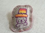 手刺繍ブローチ「ぼうしネコ」の画像