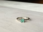 スクエアカットのエメラルドシルバーリング