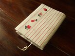 小花刺繍の文庫本ブックカバー　ヘリンボンストライプ　赤の画像