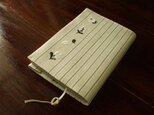 小花刺繍の文庫本ブックカバー　ヘリンボンストライプ　グレーの画像