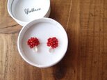 送料無料 花びらパールと赤珊瑚の刺繍ピアス