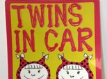 TWINS IN CAR ステッカー 女の子の画像