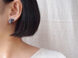 送料無料 ネイビーパールの刺繍ピアスの画像