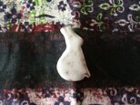 陶でできた白うさぎ ピンブローチの画像