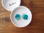 送料無料 青いカラーストーンの刺繍ピアスの画像