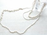4種のホワイトパールのロングネックレス２