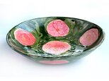 ピンク色の菊紋様の釉下色絵皿の画像